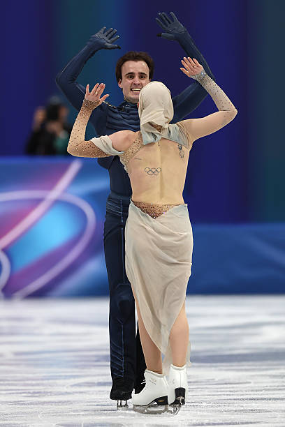 dysfashional's tweet photo. Hmm is that head gear Ice Dancing design concept on Olivia Smart really Dune nomadic or just a #dysfashional distraction? Tim Dieck's gear seemed Star Trek cosplay IMO
@Olympics @NBCOlympics
#OlympicsFigureSkating #FreeDance https://t.co/PWbP4la3G7