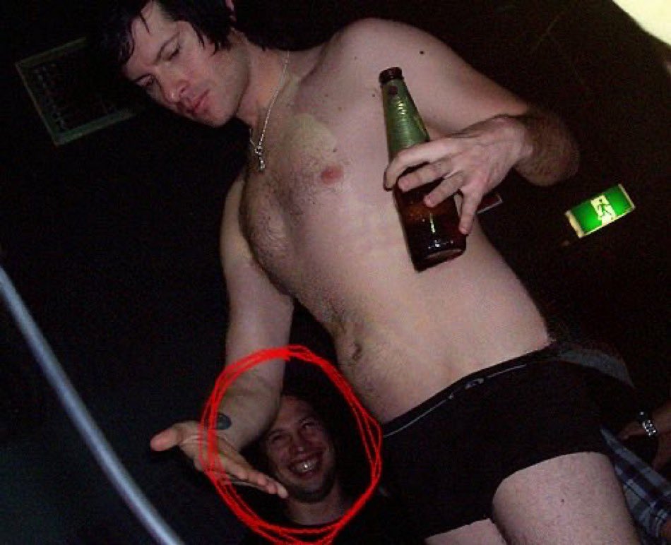 essa é uma das melhores imagens da história da humanidade. nunca vi um homem tão feliz ao ver outro homem só de cueca