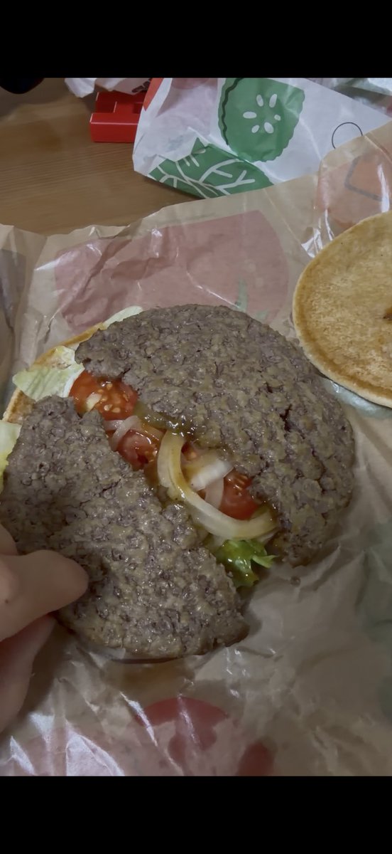 daaaaaaaaaaidai's tweet photo. バーガーキングのハーフカットって思ってたのと違ったwww
#burgerking  #テリヤキワッパー https://t.co/7lX8DbJAcW