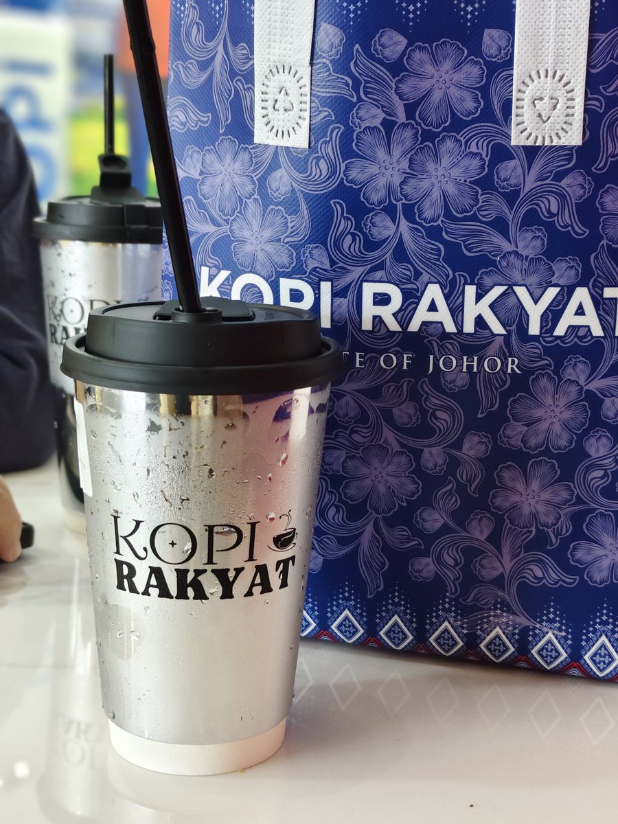 WordsByAries's tweet photo. I'm sorry but this coffee sucks. Tried the kopi C. It taste like leftover coffee after all the ice had melted. Ykwim. #kopirakyat https://t.co/UfMZ4EAr3c