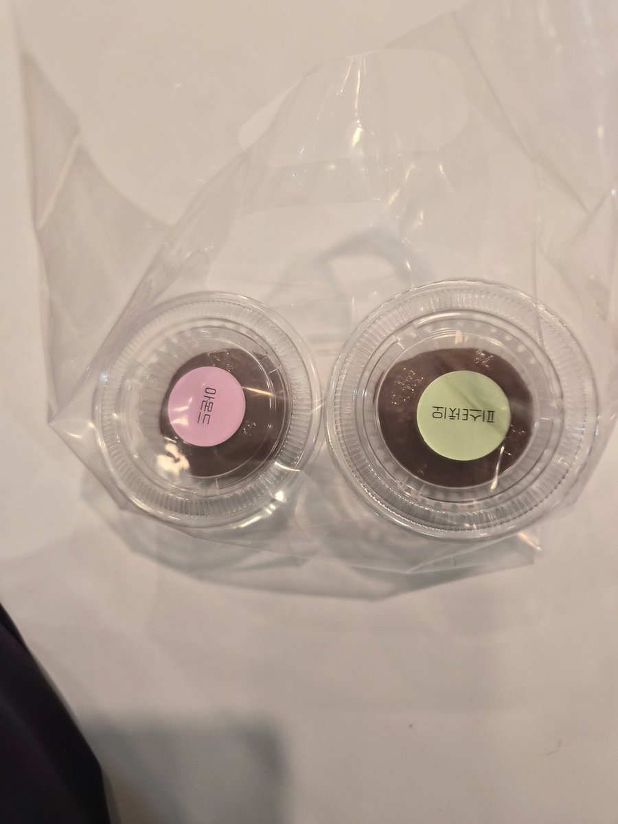 어무니가 두쫀쿠+아쫀쿠를 사오셨다고 사진 찍어서 보내주심(이래서 내가 여태 독립을 못해,,❤️)