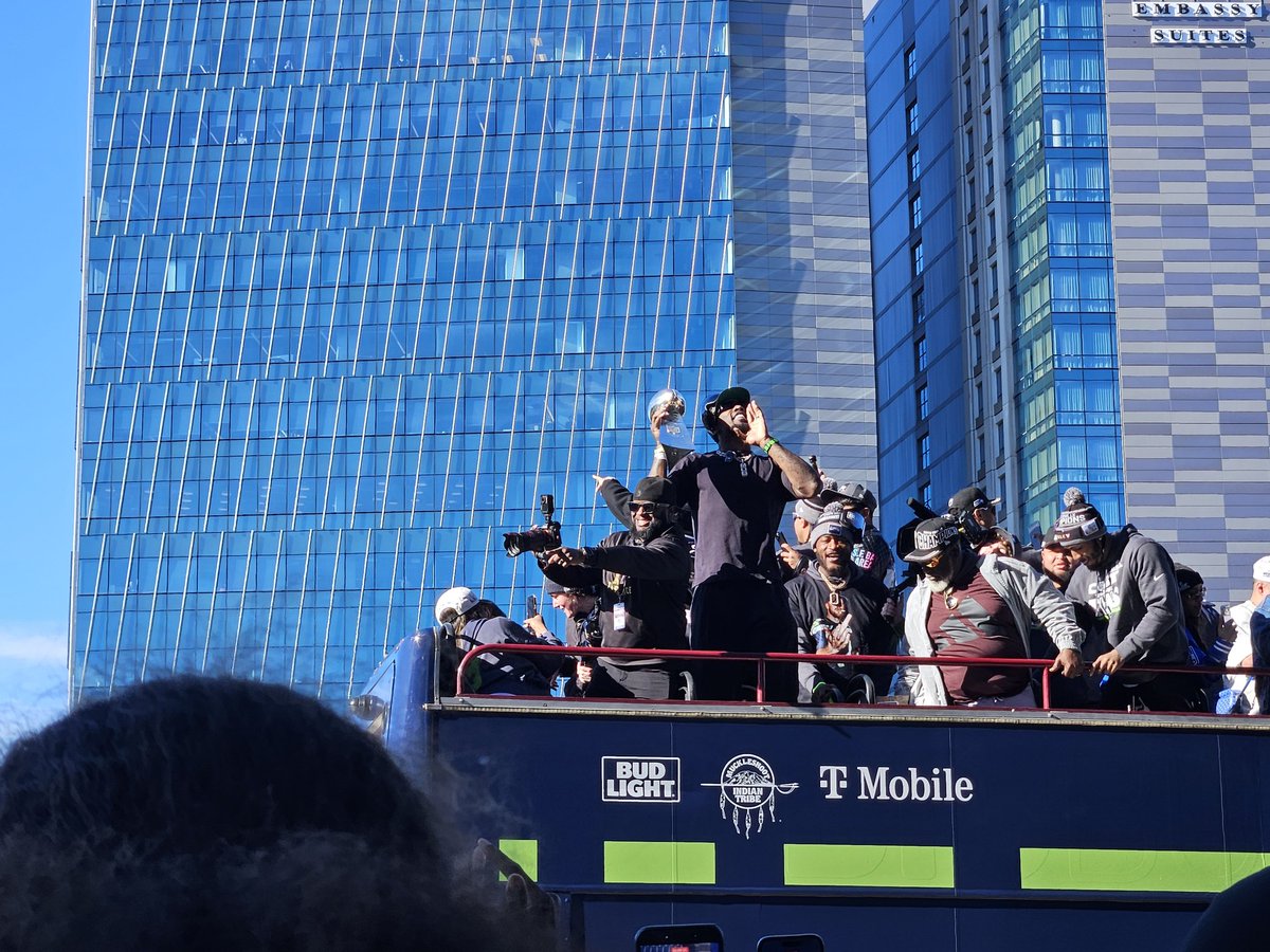 chen_johnny's tweet photo. The city has joy because all have a team that wins. #Seahawks #parade #SuperBowl https://t.co/lFb2M647H9