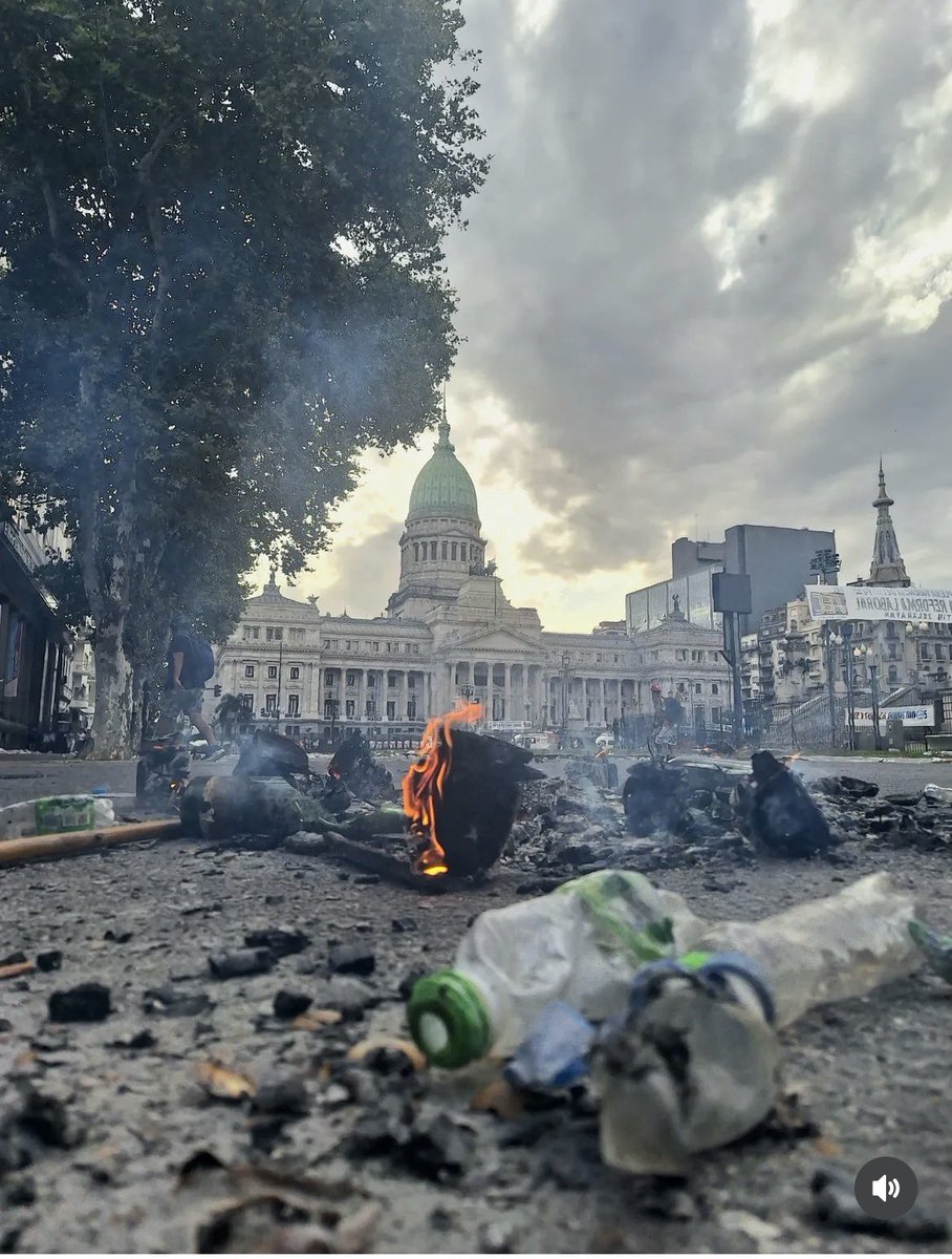 Esta foto es de hoy, pero es una postal eterna del pasado, el presente y el futuro de todos los gobiernos de derecha en este país.