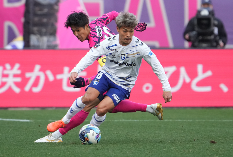 Boxer949's tweet image. 一瞬の判断が勝負を分ける⚽🔥

相手のプレッシャーを受けながらも
ボールを離さないその強さ💪✨
スピード、技術、そして気持ちのぶつかり合い⚡️
ピッチの上では一歩も引かない真剣勝負🔥

この緊張感と迫力こそがサッカーの魅力ですね⚽❤️‍🔥
最後のホイッスルまで全力で戦う姿に胸が熱くなります👏✨