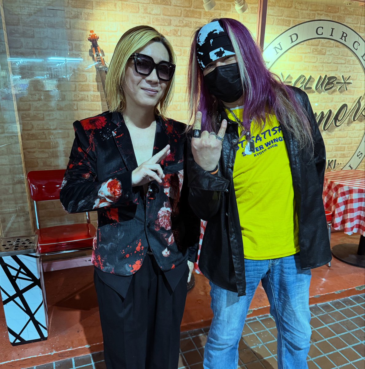 beat_child_a's tweet photo. 昨日はGEORGEさん @abikoshinonkai とやっとお会いできました☆
凄く優しくしていただき、そして楽しいお話もありがとうございました!
BE CRAZYの皆さんにも感謝です!
#SEXXGEORGE
#青木英憲
#LADIESROOM
#44MAGNUM
#BEATCHILD https://t.co/Kps9x5Tsbn