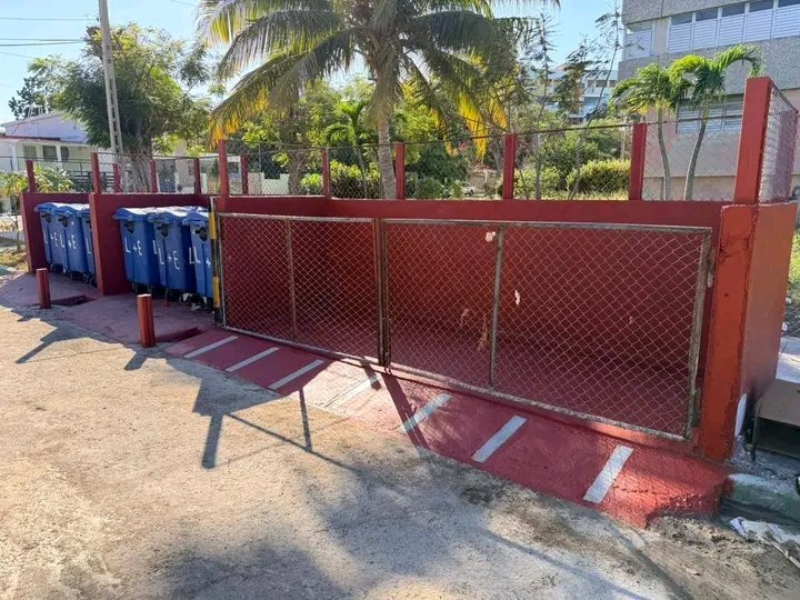 MUY BIEN DELEGADA REBECA. 
VAMOS A CONVERTIR LO EXCEPCIONAL EN REGLA.
#PlazaEnElCorazón
#CubaEstáFirme
"En la Circunscripción 71 del Consejo Popular #Plaza, con apoyo de miembros de la comunidad, se hizo una obra de impacto social para preservar la higiene ambiental. 
#SíSePuede