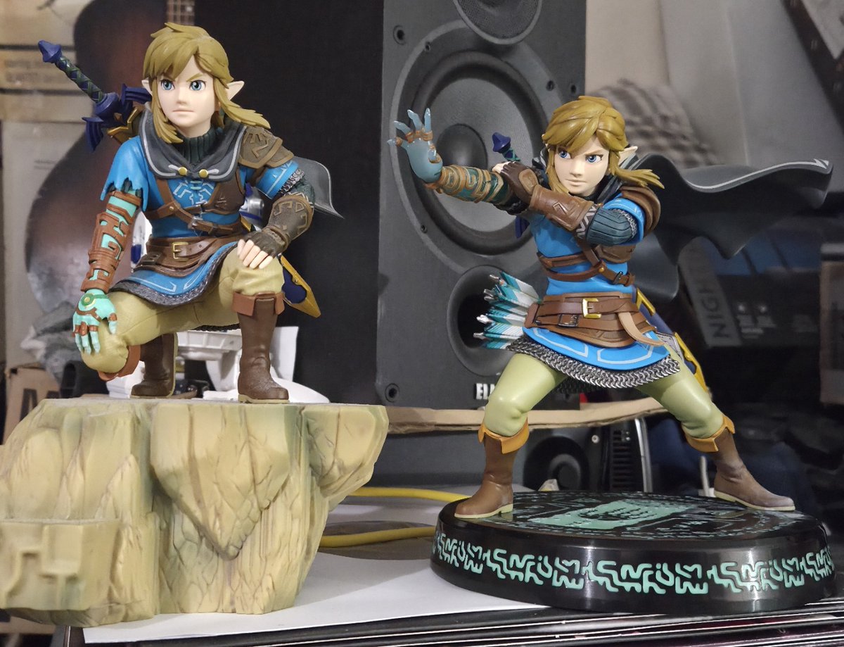 Medalion2889's tweet photo. My First 4 Figures Tears of the Kingdom Link statue came in. Posed with another TOTK Link statue from Sega for comparison. #First4Figures #TearsOfTheKingdom #TOTK #LegendOfZelda https://t.co/YD0HSzYEcR