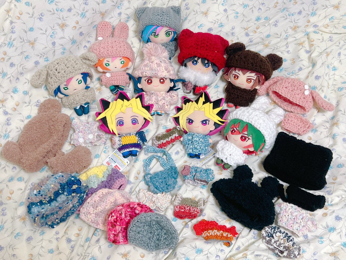 tamamiNote's tweet photo. VRAINS完走して脳破壊されてから 寒くなるとぬいちゃんたちにセーターを編んで温めようとする病を患う🧠💥
ゆーさくのおかげでかぎ編み上達した。 https://t.co/Sx6iuLc3H9
