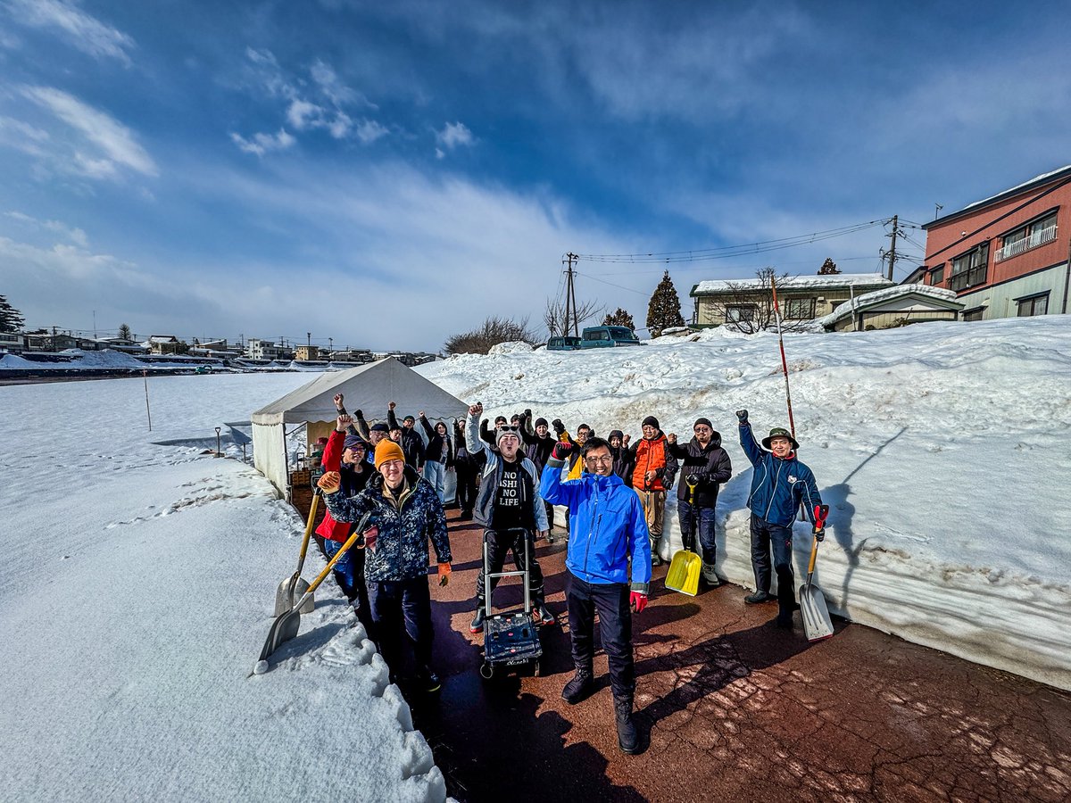 灯り点し隊・ミニかまくら作り12日午前の部！ 晴れたり、吹雪いたり