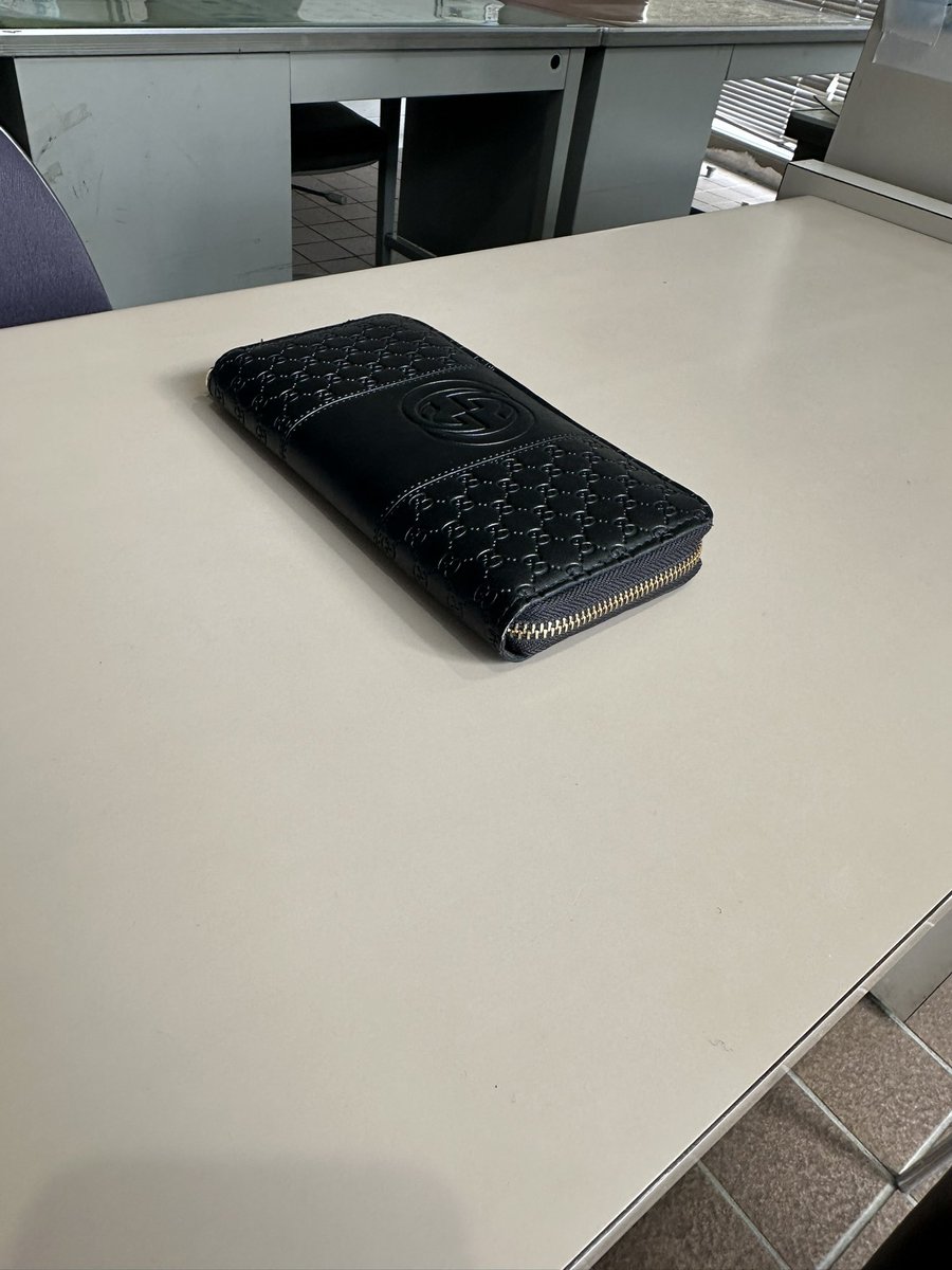 津駅のトイレにGUCCIの財布落とした方
交番届けときましたよ。