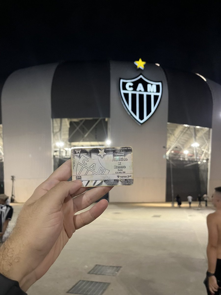 20 anos depois. Sempre estivemos e sempre vamos estar aí.

Ainda que seja para ver Alan Franco e Alonso como titulares absolutos, um trio de ataque tem quase 110 anos somados, Igor Gomes e Cuello sendo acionados todo jogo, Scarpa como craque injustiçado, Maycon como bom reforço…