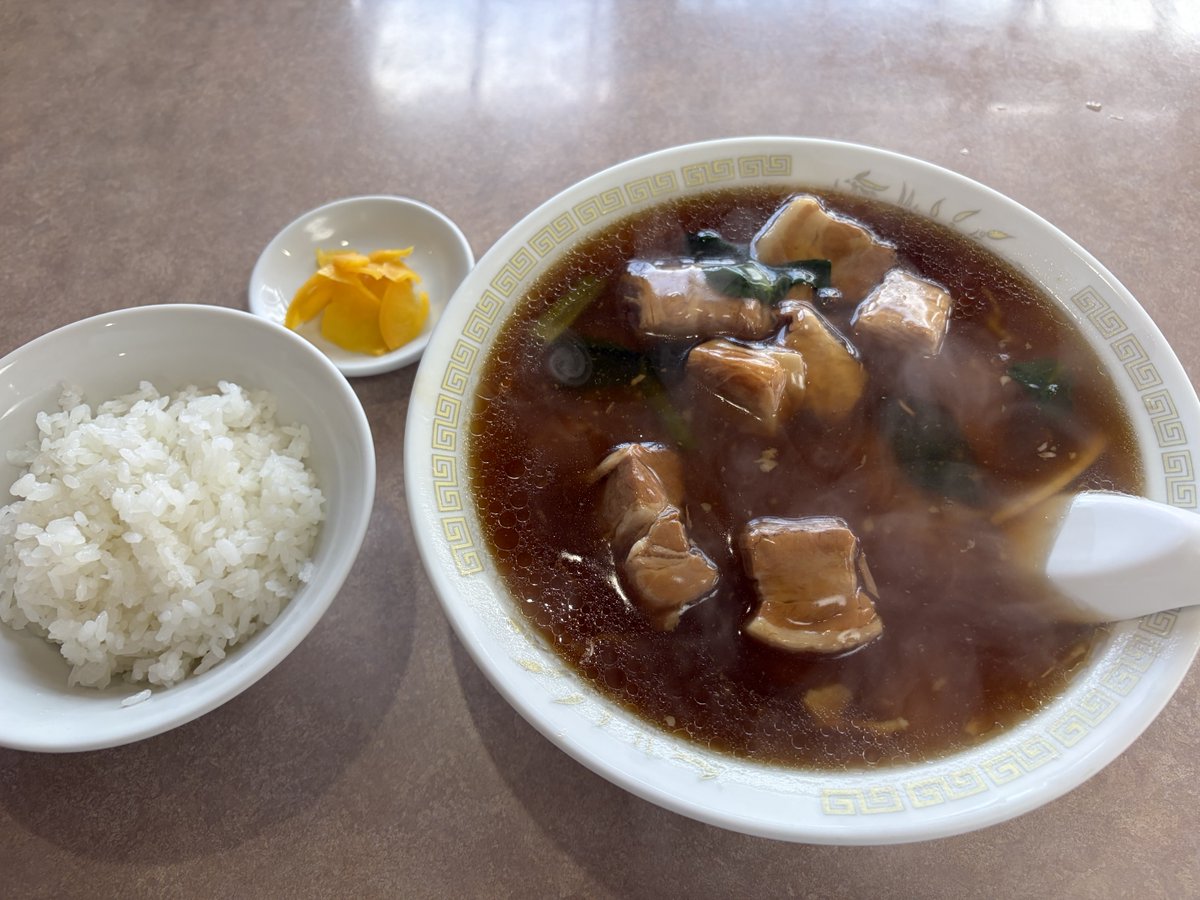 加美町の栄楽でバラ肉そば。
こっち方面に来ると食べずにはいられない一杯。うまい。