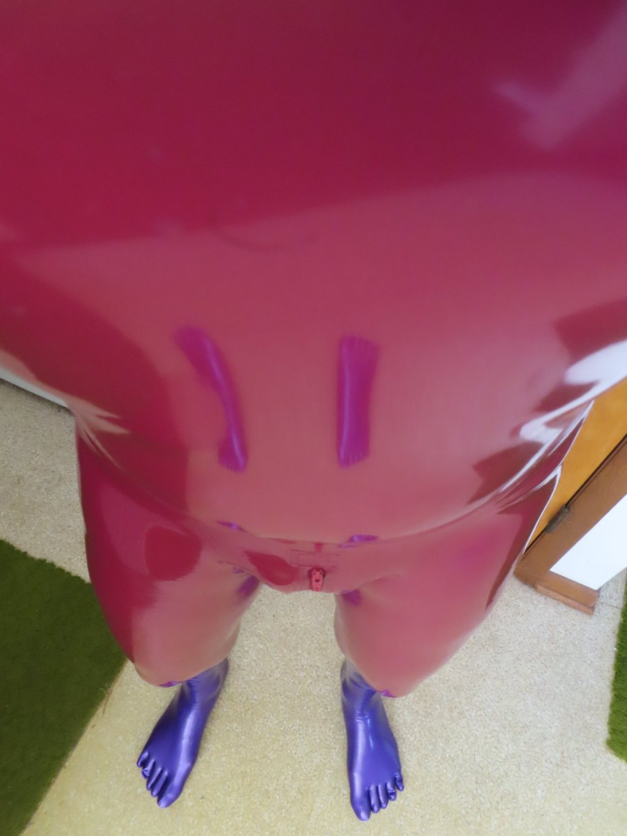 apahps's tweet photo. Plum latex with purple toe socks.
#ToeSockWednesday #AssWednesday @FantasticRubber @UniqDsn. https://t.co/teaevuyCzb