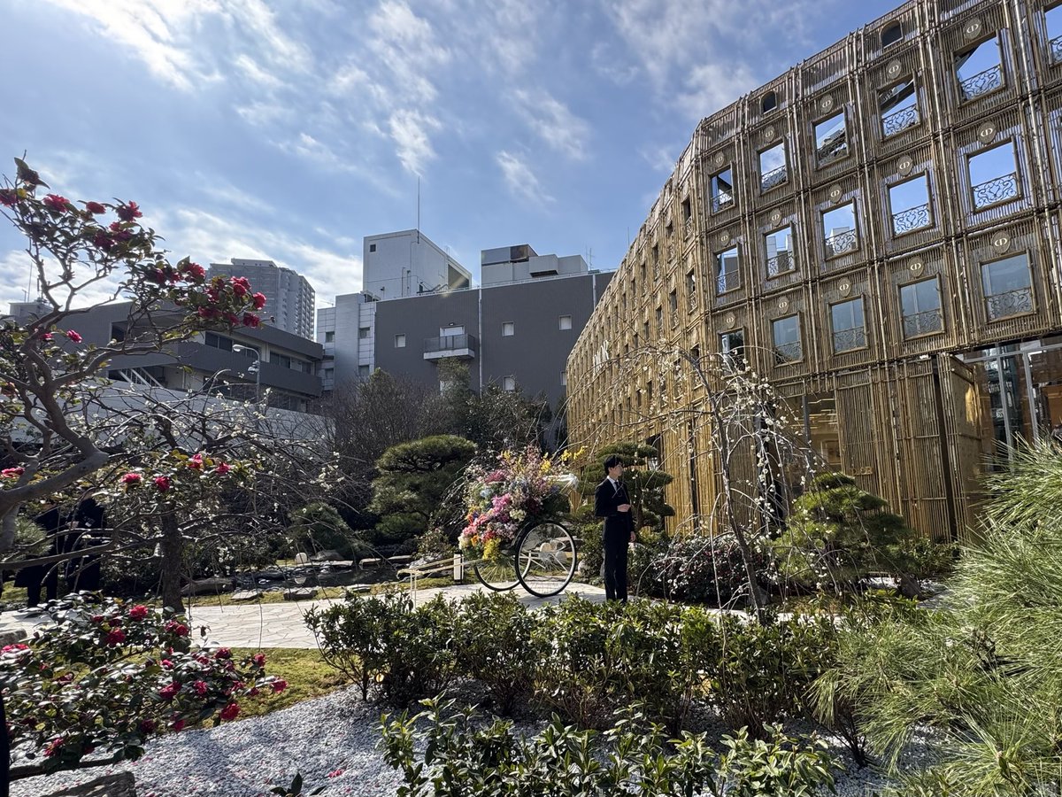 パビリオン、外観だけのぞいてきた。行列だったので来週には空くのを期待して見に行ってみよかな