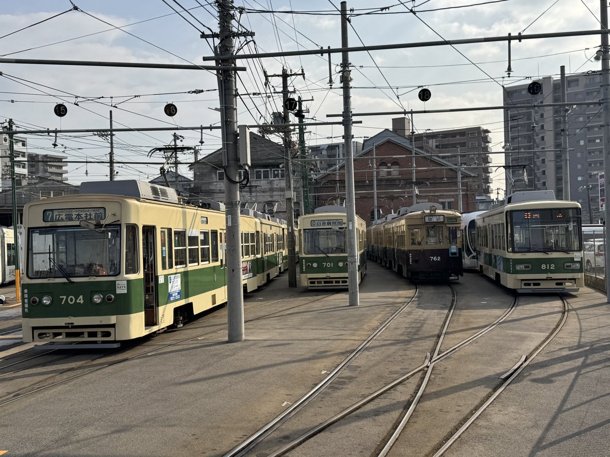 先ほどの千田車庫の様子です。 連接車(+LEX)と単車が綺麗に分かれて