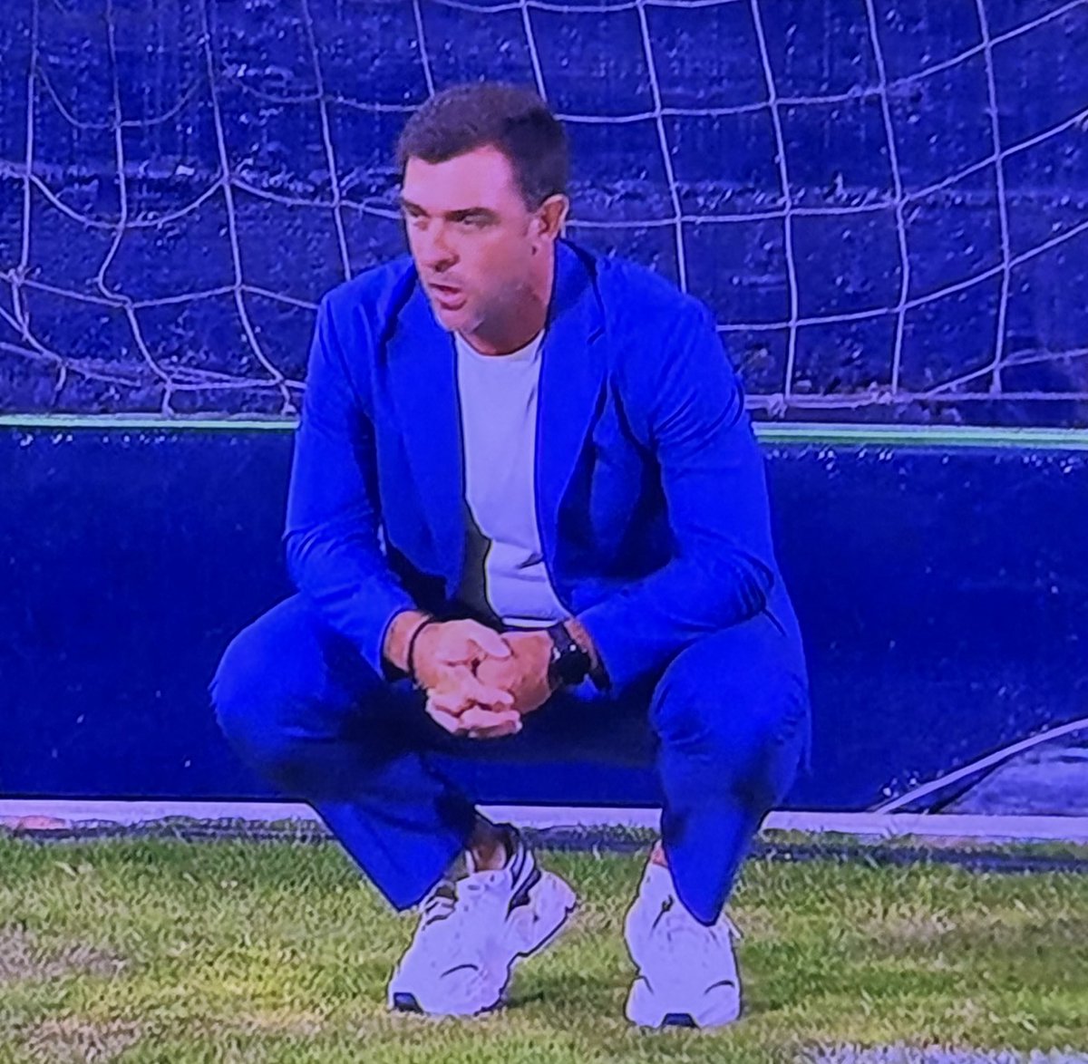 Imbecil de mierda, es un partido de fútbol no un reto de ver quien resiste más tiempo en cuclillas!

Soso 2.0 y la CTM!