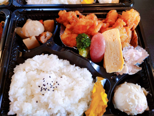 2月16日(月)～2月21日(土)の日替わりメニューです💛
おすすめは17日(火)のチキン南蛮、サクッと揚げた鶏肉に濃厚タルタルを添えてます🐔
ご注文お待ちしております☎📱
#明石 #ひだまり亭 #テイクアウト #ubereats #menu #デリバリー #自家製 #配達