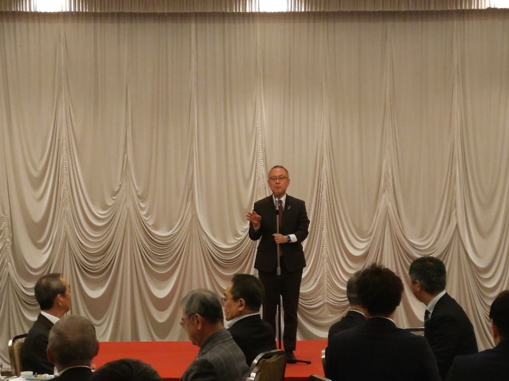 新年懇親会、新年会や交流会にお招きいただきました。あいさつの中で、「さのまるペイを２月末までに使い切ってほしいこと」、フレイル、物価高騰対策、下水道料金の改定、「安全な水を届け、家庭等の汚水を処理する上下水道事業のピーアール方法の改善」などについて説明させていただきました。