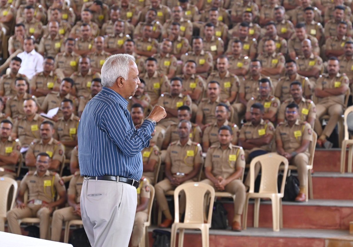 IPSBhushanKumar's tweet photo. Had the privilege of addressing DySP and PSI cadets at the Maharashtra Police Academy, Nashik on Stress Management and Emotional Intelligence. We reflected on how inner stability strengthens leadership and resilience in uniformed service. Inspiring to see young officers. https://t.co/59IprSb28a