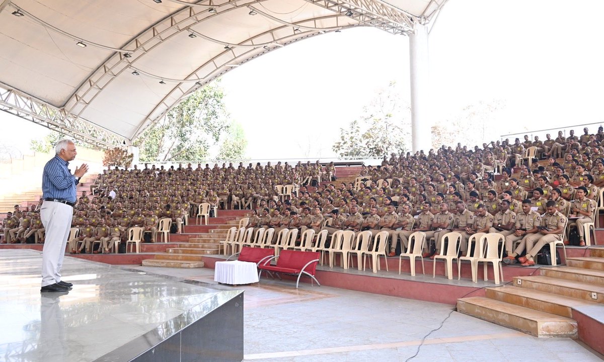 IPSBhushanKumar's tweet photo. Had the privilege of addressing DySP and PSI cadets at the Maharashtra Police Academy, Nashik on Stress Management and Emotional Intelligence. We reflected on how inner stability strengthens leadership and resilience in uniformed service. Inspiring to see young officers. https://t.co/59IprSb28a