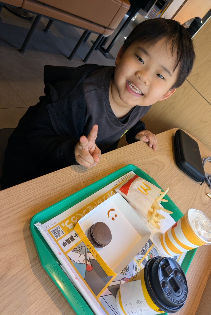 wck_haruna's tweet photo. 長男の入学テストが福岡であるため、前日から宿泊して今長男が無事終わるのを次男と待ってます✨
長男が春からの生活のために初めて自分で決断したチャレンジ！
将来のために行動した長男を今日は沢山褒めたいと思います🍀* ゚
私も見習ってもっと行動したいと思います😊 https://t.co/UeyiUoqYFF