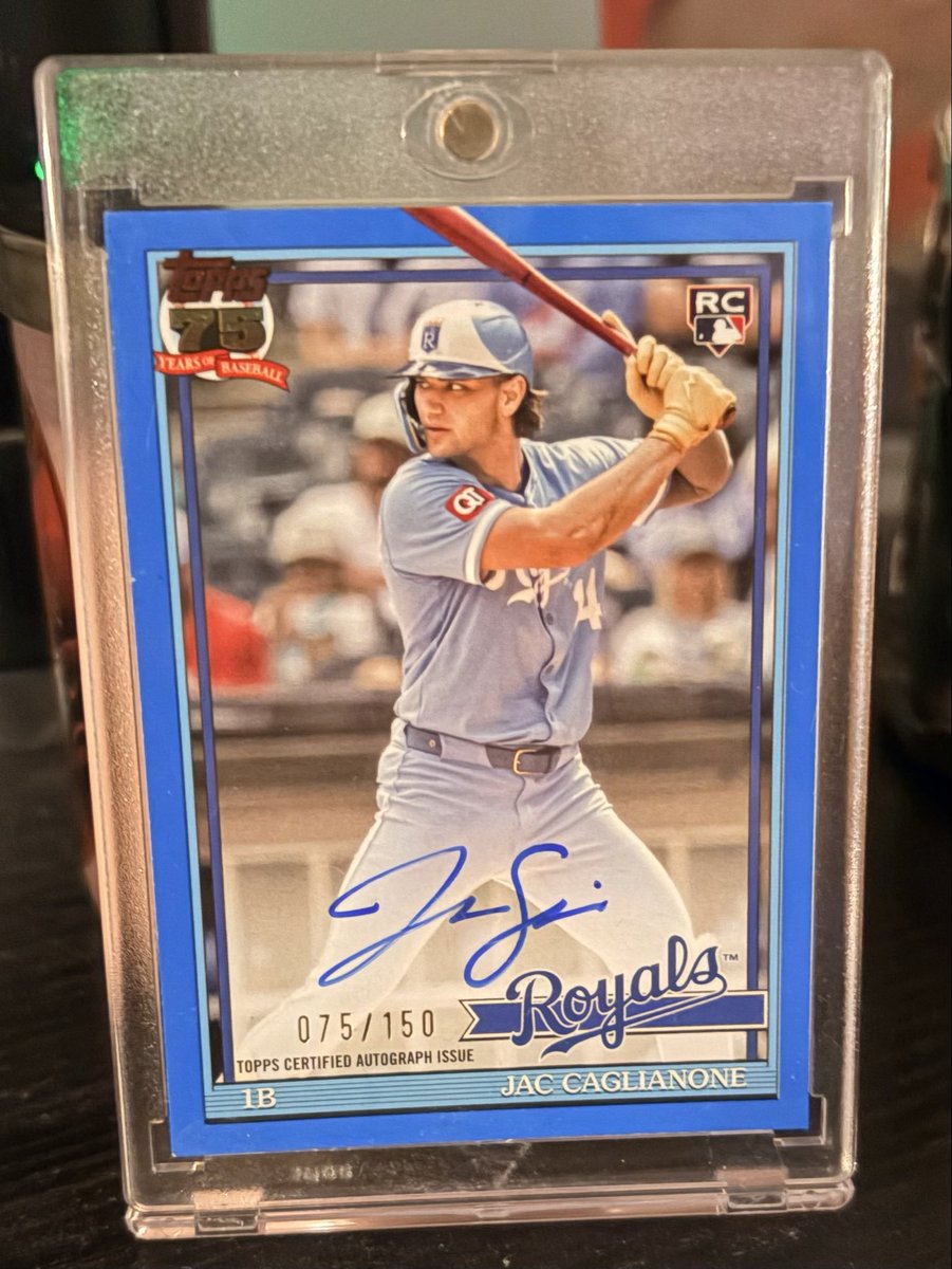 AprilC0220's tweet photo. @Topps Good pulls from my jumbo box https://t.co/w99xSBeXpL