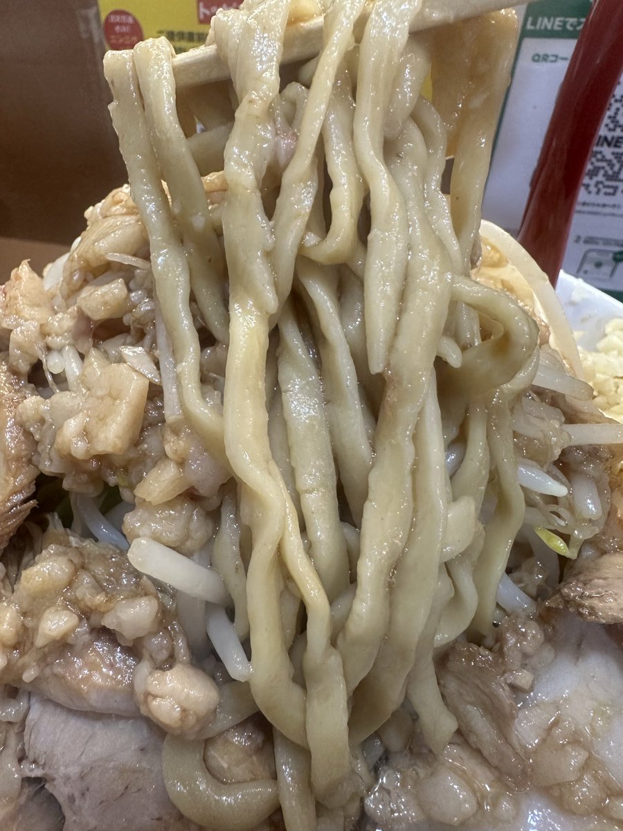 #今を楽しめ　#熊本
豚ラーメン1400円^ ^全マシマシ^ ^
味、文句なし^ ^豚はちと薄い
これ系の友達みたいな接客も私は好き^ ^
皿洗い1時間でラーメン無料やオリジナルコールも楽しそうだね^ ^
駐輪場も店から道挟んで対面にチャリなら7〜8台ほど停められるよ^ ^
ごちそうさま^ ^