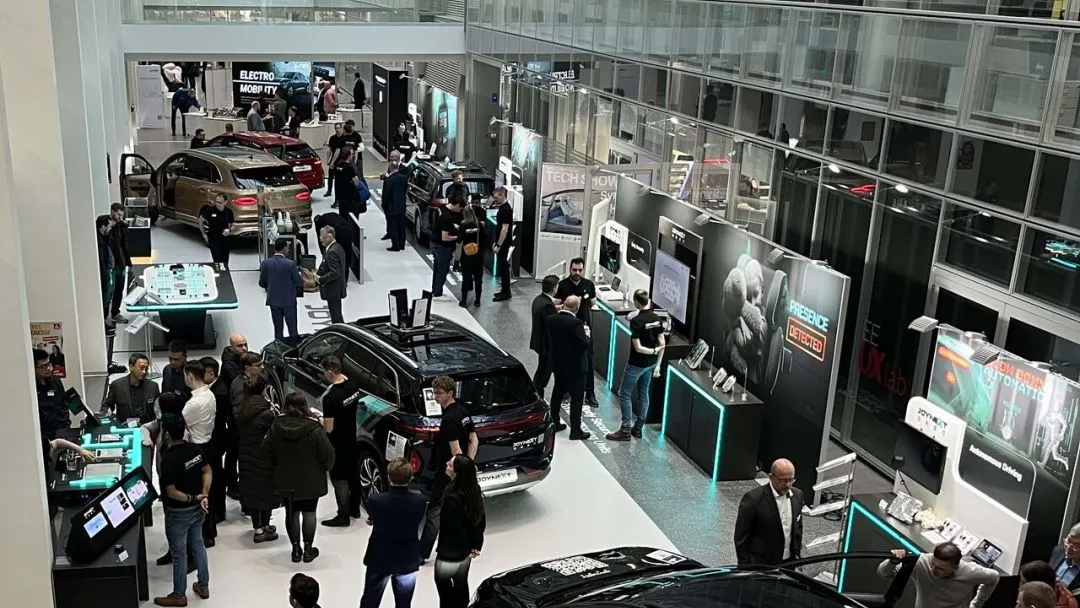 joyson699's tweet photo. At a recent technical show hosted by Volkswagen’s global headquarters, Joyson Electronics’ subsidiary - JOYNEXT, launched an in-vehicle high-speed optical transceiver jointly with Zhongji InnoLight. And it is production-ready for vehicle deployment already. https://t.co/8L0OjWffeE
