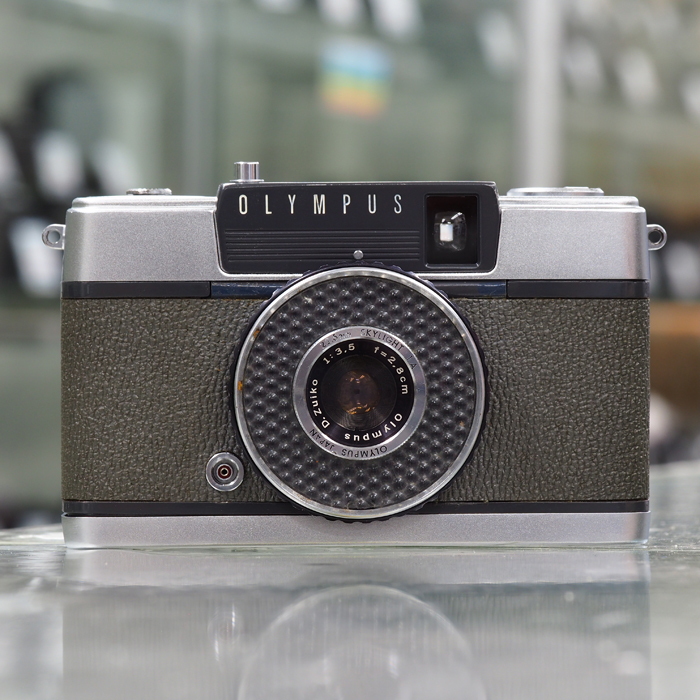champcamera's tweet photo. OLYMPUS PEN-EE（整備済）￥22,000 by たまプラーザ店

F2.8の明るいレンズを備えたハーフサイズカメラ。
ピント位置固定&amp;自動露出で、ボタンを押すだけで誰でも簡単に撮影が可能。安心の整備済個体です！

#フィルムカメラ #たまプラーザ #PENEE #田園都市線
https://t.co/cVp5ucBaPW https://t.co/ZJgTLRQsHP