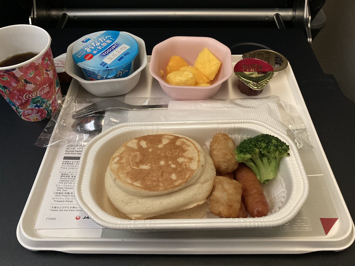 KeiKtrvl's tweet photo. 機内食はエコノミーと同じ。
パンケーキにはチーズが… https://t.co/WPhkgrvwWa