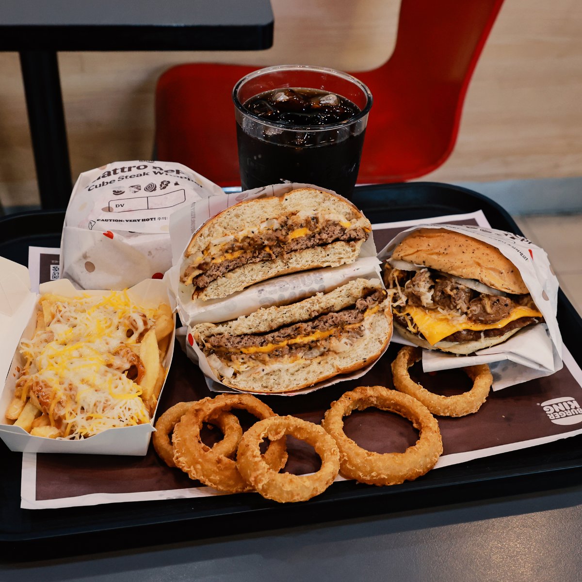 👅킹대리 시식 후기👅

NEW!
콰트로치즈 콰트로페퍼 큐브스테이크

버거킹 최초!
콰트로치즈와 콰트로페퍼의 만남이라니..!

네 가지 페퍼의 풍미가 가득한 큐브스테이크를
슈레드 치즈 &amp; 슬라이스 치즈의 깊고 진한 맛이
싹~ 감싸주니 이보다 더 완벽한 조합이 있을까 싶다🥹

콰트로치즈 콰트로페퍼