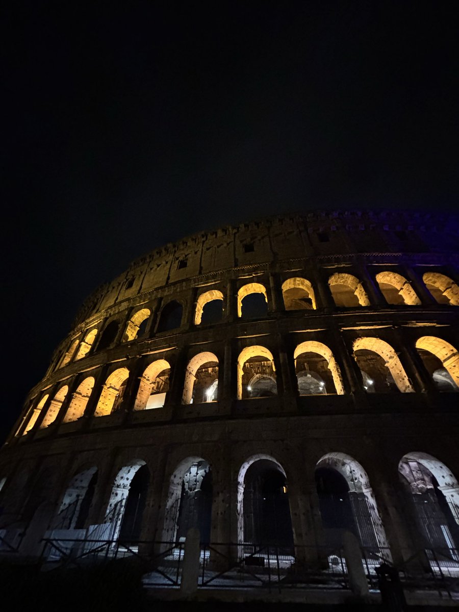 Salís a tomar algo a la noche en Roma, volves caminando y: