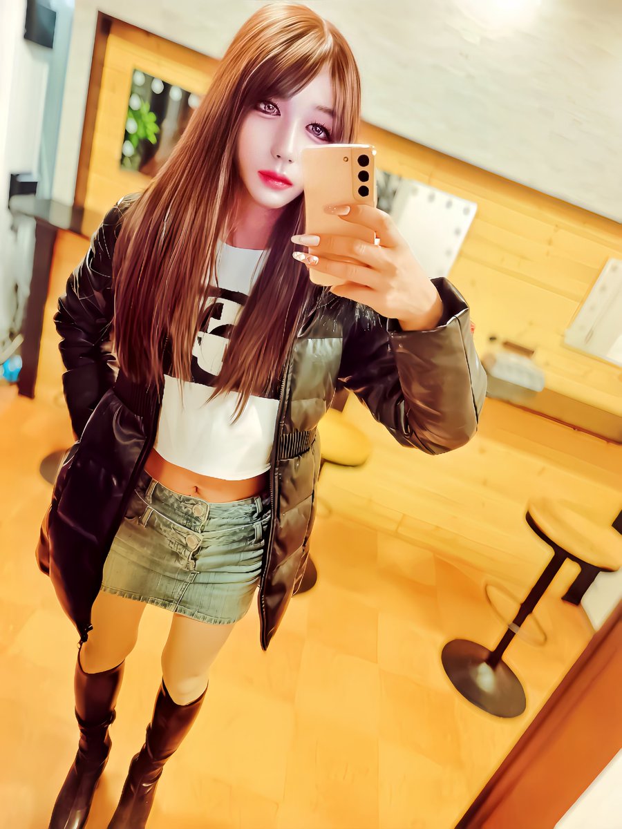 ichika696969's tweet photo. 通天小町へ！
久しぶりに行った✋
 本日のコーデ🧥
 トップス➡GYDA
ダウン➡GYDA
ブーツ➡GYDA
スカート➡CECIL Mc BEE
ウィッグ➡ブライトララ
ほぼ@GYDA_comだよ。
 #GYDA  #CECILMcBEE
 #通天小町  #西成 
 #LGBTQさんと繫がりたい https://t.co/x5rGKuofhY