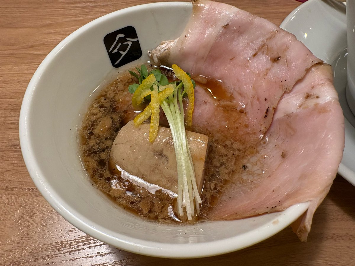 今日は中華そば髙野さん😀
久々の豚つけ🐷
くぅ〜😃メチャクチャ最高に美味しい🥰
麺だけでも旨い😆豚さんも変わってこれも良き👍味変のblend七味は外せません😁
もう🥢がノンストップ状態🤣
いつも有難う御座います🙇🏻‍♀️🙏
お腹も気持ちもいっぱいになりました☺️あ〜幸せ🩷
ご馳走様でした😋