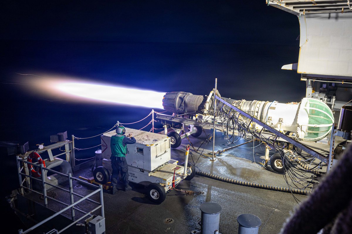 🇺🇸 A U.S. Sailor observes a test of an F414-GE-400 afterburning turbofan engine on the fantail of the USS Gerald R. Ford (CVN 78) in the Caribbean Sea, Feb. 2, 2026. The F414-GE-400 powers F/A-18E/F Super Hornet multirole fighters and EA-18G Growler electronic attack aircraft.