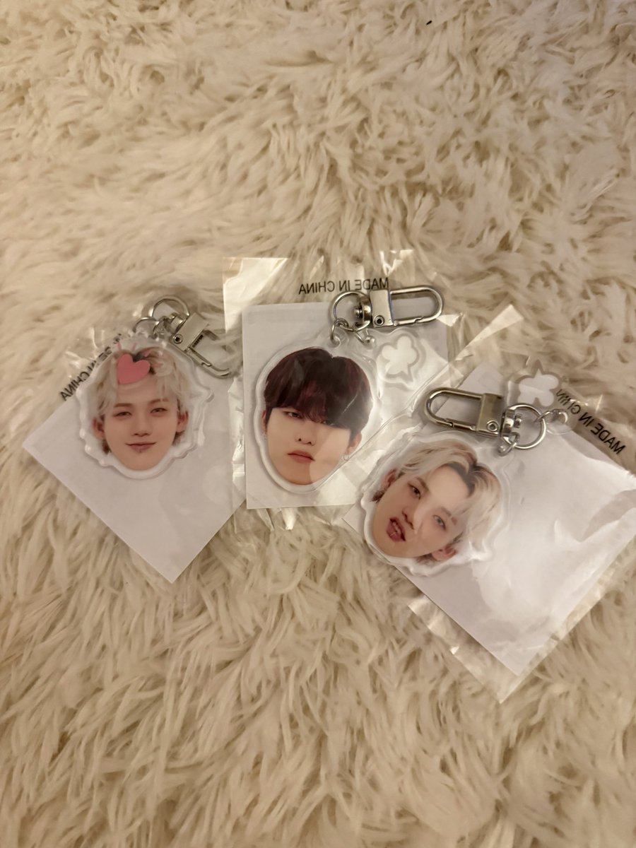 TREASURE トレジャー 顔アクキー 京セラ 求))買取 or 交換)ジュンギュ