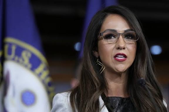 ThayzzySmith's tweet photo. 🇺🇸‼️ A deputada Lauren Boebert detonou a Newsmax depois de ver os arquivos de Epstein sem cortes:🤯🤯

Ela diz que é MUITO mais sombrio do que qualquer um imaginava, e-mails de tortura, referências constantes a "consumo", um lugar literalmente chamado de restaurante "O Canibal" e palavras-código como "carne seca" e "carne humana" sendo usadas como se não fosse nada.

Sim. Ela perguntou diretamente se estamos falando de canibalismo. Consumo humano, caramba.

Isso não é mais uma teoria da conspiração. Uma congressista em exercício está dizendo o que todos pensavam: esses monstros não estavam apenas estuprando e traficando crianças, eles podem tê-las comido.

E as mulheres? Ghislaine Maxwell, Rachel Chandler e toda uma rede de predadoras estavam profundamente envolvidas em levar crianças para essa máquina de pesadelo.

Isso não é "pedofilia de elite". Isso é depravação satânica. Isso é o mal ritualístico em ternos e jatos particulares.
Os arquivos são tão ruins que ela está nos avisando que o público não está preparado. Bem, adivinhem?

Estamos mais do que preparados. Estamos furiosos. Chega de ensaios. Divulguem cada página. Divulguem cada nome. Reduzam o mundo deles a cinzas.