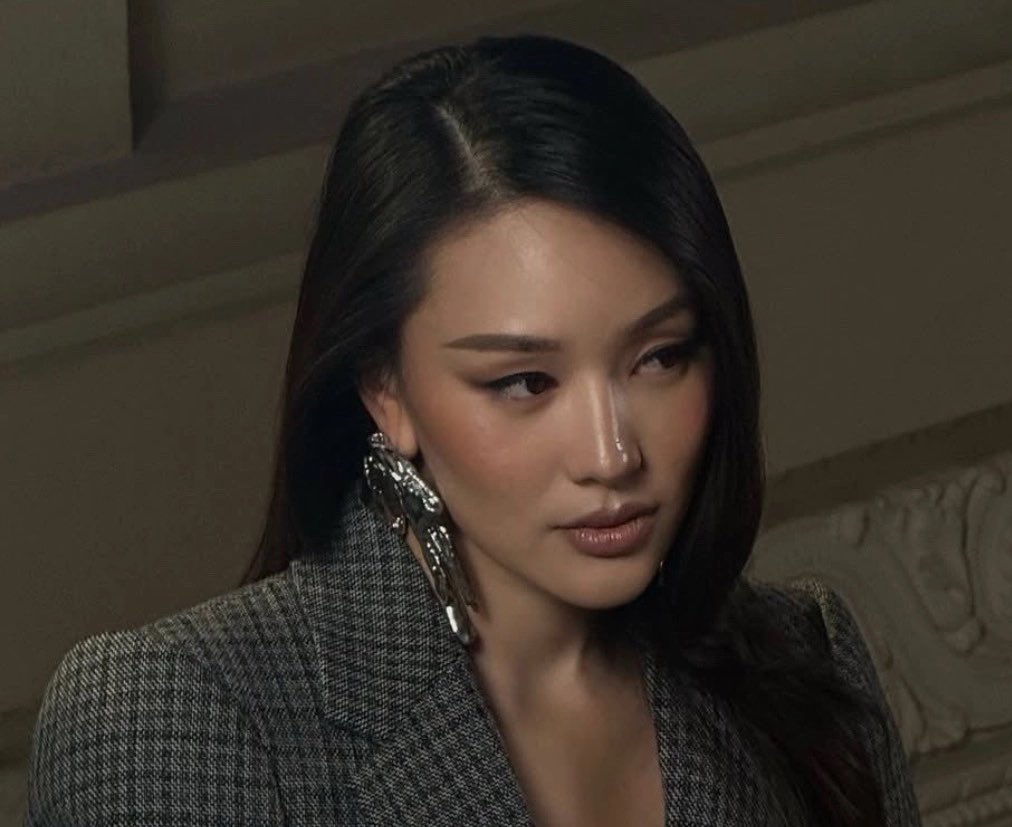 she’s really walking around looking this beautiful