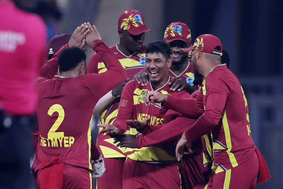 cricinsights1's tweet photo. West Indies beat England by 30 runs in T20WC 2026!🔥
Sherfane Rutherford 76*(42)
Gudakesh Motie 3/33(4 Overs)
#T20WC2026 #WIvsENG #SherfaneRutherford #GudakeshMotie https://t.co/3CDMDWUQKJ
