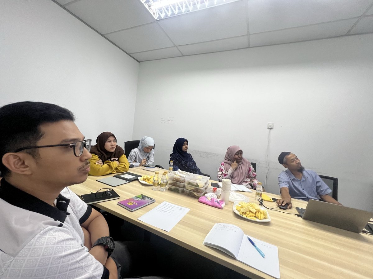 pmrt_package2's tweet photo. Satu sesi perkongsian telah diadakan bagi memperkenalkan kaedah penyediaan minit mesyuarat secara lebih efisien dengan memanfaatkan teknologi kecerdasan buatan (AI) iaitu Plaud dan Gemini. https://t.co/X3gv9UymAR