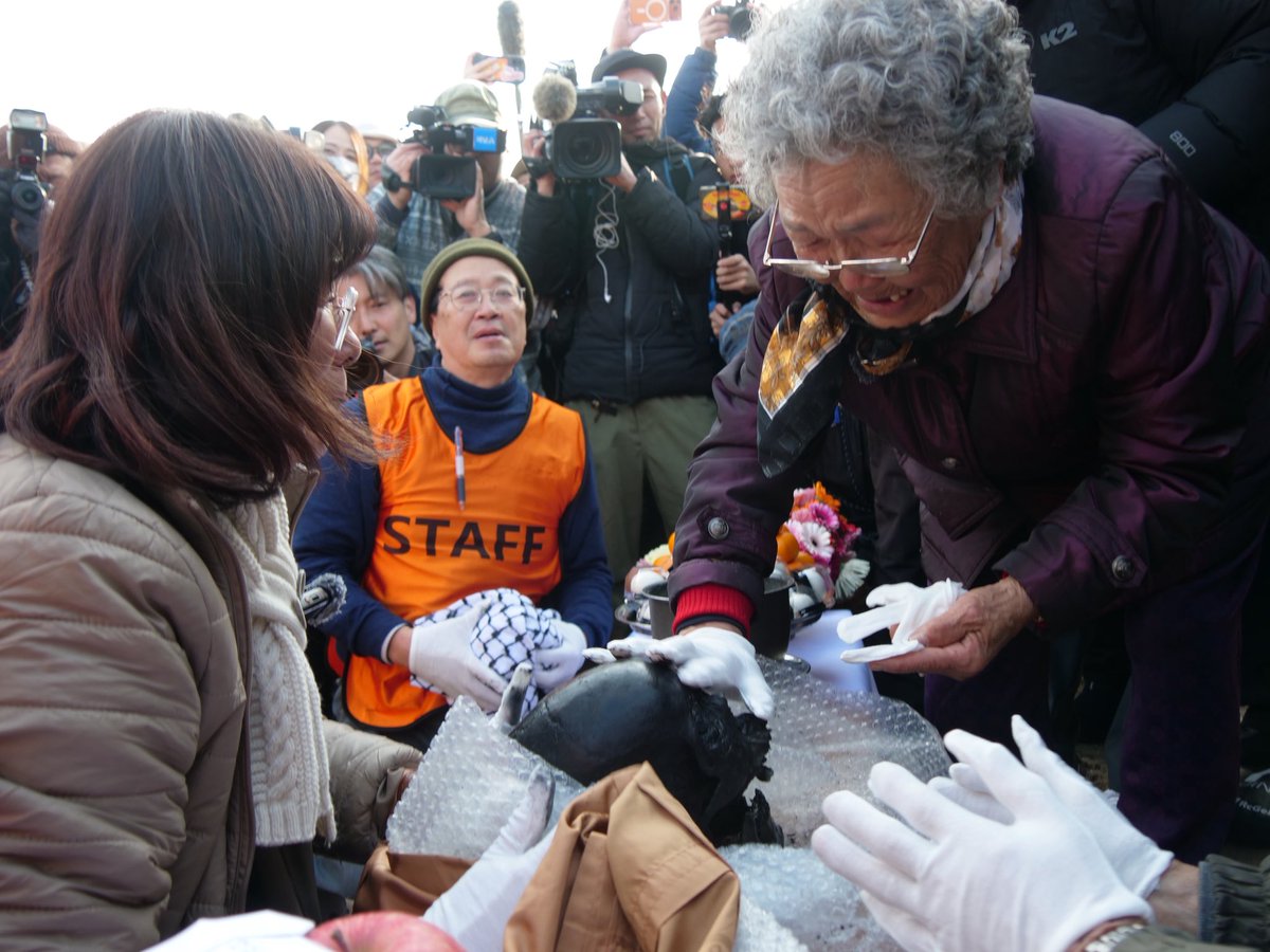 jioon73's tweet photo. 台湾人ダイバー死亡、朝鮮人炭鉱（長生炭鉱）が呼び起こしたもう一つの悲劇 ― 深い哀悼ののち、遺骨発掘調査は継続されなければならない

朝鮮人炭鉱（長生炭鉱）は、植民地支配の暴力が凝縮された空間である。1942年2月、山口県宇部市沖の海底にあったこの炭鉱で大規模な水没事故が発生し、公式記録だけでも183人が命を落とした。このうち136人は朝鮮人労働者だった。しかし事故直後、日本政府と会社は責任を明確にせず、炭鉱はそのまま閉鎖された。救助も、収容も、国家としての追悼もないまま、犠牲者たちは海の底に残された。

それから84年が過ぎた。
この長い沈黙を破ったのは政府ではなく、市民の力だった。日本の市民団体「朝鮮人炭鉱水没事故を歴史に刻む会」は、日韓両政府が目を背けてきたこの惨事を歴史に刻み、水面下に埋もれていた犠牲者たちに光を当てる活動を続けてきた。とりわけ2024年には、市民の募金によって82年間閉ざされていた坑口をついに開いた。

その後、「刻む会」は遺骨発掘のための水中調査を実施し、昨年8月には犠牲者の遺骨と推定される身体の一部4点を初めて収容した。続いて今年2月6日、今回の事故が発生する前日にも、さらに9点の遺骨を収容する成果を上げた。海底に眠っていた歴史が、ようやく現在へと呼び戻された瞬間であった。

しかしその翌日、再び遺骨発掘調査を開始しようとしたその時、悲劇が起きた。今回の事故で亡くなったのは台湾人の専門ダイバーだった。長生炭鉱の水中調査に参加するのは今回が初めてであり、ボランティアとして現場に立った。彼は自らの技術と、自らの選択によって、この遺骨発掘調査に参加したのである。

「刻む会」はこれまで、日本政府に対し、遺骨の収容と真相究明を国家の責任として履行するよう継続的に求めてきた。しかし日本政府は安全上の理由を挙げ、公式な関与を先送りしてきた。危険だという理由で国家が退いたその場で、市民がその危険を引き受けざるを得なかった。今回の事故の構造的背景はここにある。

韓国政府もまた、長い間この問題を顧みてこなかった。しかし昨年8月、犠牲者の遺骨と推定される身体の一部が初めて収容されたことを契機に、関心を示し始めた。その結果、日韓両政府は1月13日の首脳会談で、長生炭鉱犠牲者の遺骨に対するDNA鑑定を両国が共同で実施すると発表した。

今回の事故によって、これまで続いてきた市民の努力や、ようやく生まれつつあった変化の兆しまでが埋もれてはならない。とりわけ遺骨発掘作業は、この事故を理由に決して中断されてはならない。遺骨発掘は単なる調査や作業ではなく、長い間消されてきた歴史を再び呼び起こす行為である。発掘が止まるということは、犠牲者たちを再び海の底の沈黙へと戻すことであり、国家の不作為を再度容認することにほかならない。

事故後も決して変わらない明白な事実は、今回の事故の根本的責任が市民の行動にあるのではなく、国家の長年にわたる放置にあるという点である。政府が当初から公式調査と安全な収容体制を整えていれば、国境を越えたボランティアが命を懸けて海の中に入る必要はなかったはずだ。

今、必要なのは明確である。
まず十分に哀悼し、今回命を落としたダイバーとともに、長生炭鉱の問題を長年背負ってきた市民たちの努力を正当に評価しなければならない。そして次の段階として、これまで責任を先送りしてきた日韓両政府が、この問題を市民の手から国家の責任へと正式に引き受けるべきである。遺骨発掘と真相究明は中断ではなく、日韓両国の責任のもとで必ず継続されなければならない。
（写真、2月6日に収容された犠牲者の遺骨と推定される頭蓋骨、下顎骨、歯など計9点の身体の一部)

🕊️【お知らせ】先日の弔慰お見舞金・追悼メッセージの受付は、ご遺族のお気持ちを踏まえ一時中断しておりましたが、状況を整理しご理解をいただいたうえで、現在は受付を再開しております。
※写真掲載・転載・報道での使用はお控えください。

既にご承知の方もおられるかと存じますが、去る2月7日の活動中に不慮の事故が発生し、台湾よりご参加されたビクター・ウェイ・スー氏が急逝されましたことを、謹んでご報告申し上げます。

【郵便振替口座番号】 01590-7-32405  
【名義】 長生炭鉱の「水非常」を歴史に刻む会  
（ゆうちょ銀行　店番159　店名一五九　当座　0032405）
※備考欄に「香典」または「ビクターさんへ」など、分かるようにご記入ください。

また追悼のお気持ちをお寄せいただけましたら幸いです。  
追悼の言葉は下記フォームよりご記入ください↓
https://t.co/ZcASAG97cC

第1次締切：本日2月10日（振込期限 2月12日）  
第2次締切：3月末

お寄せいただいた弔慰お見舞金及びお言葉は、責任をもってご遺族へお届けいたします。