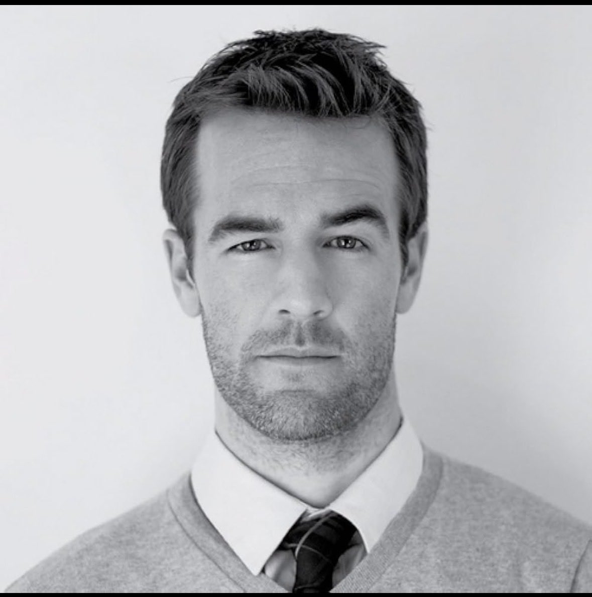 Lamentamos mucho la muerte del reconocido actor #JamesVanDerBeek.🕊️

Recordado por haberse convertido en un ícono de los 90 y por una carrera que trascendió generaciones entre cine y televisión, protagonizando la serie 'Dawsons Creek', además de películas como 'Varsity Blue'.🎬✨