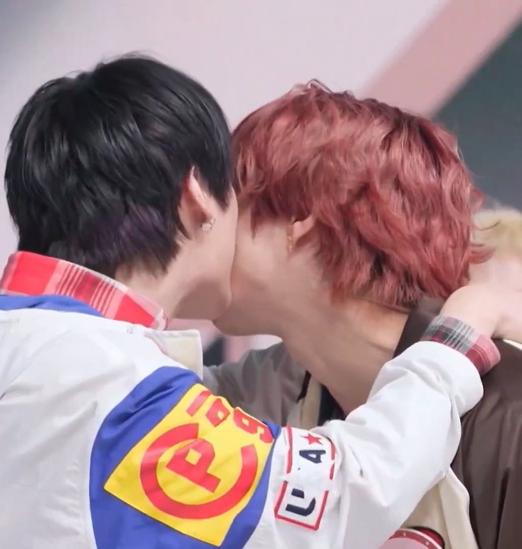 jisungcoholic's tweet image. sus..... labios..... se..... están.... tocando.......