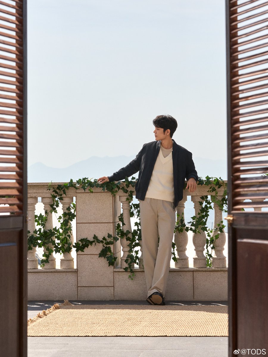 ภาพเบื้องหลังการถ่ายทำแคมเปญโฆษณา TODS 2026 Spring Summer ที่บันทึกภาพความผ่อนคลายของ #เซียวจ้าน แบรนด์แอมบาสเดอร์ระดับโลก เผยให้เห็นถึงแก่นแท้ของความสง่างามแบบสุภาพบุรุษชาวอิตาลีอย่างแท้จริง

#XiaoZhanxTODS #XiaoZhan