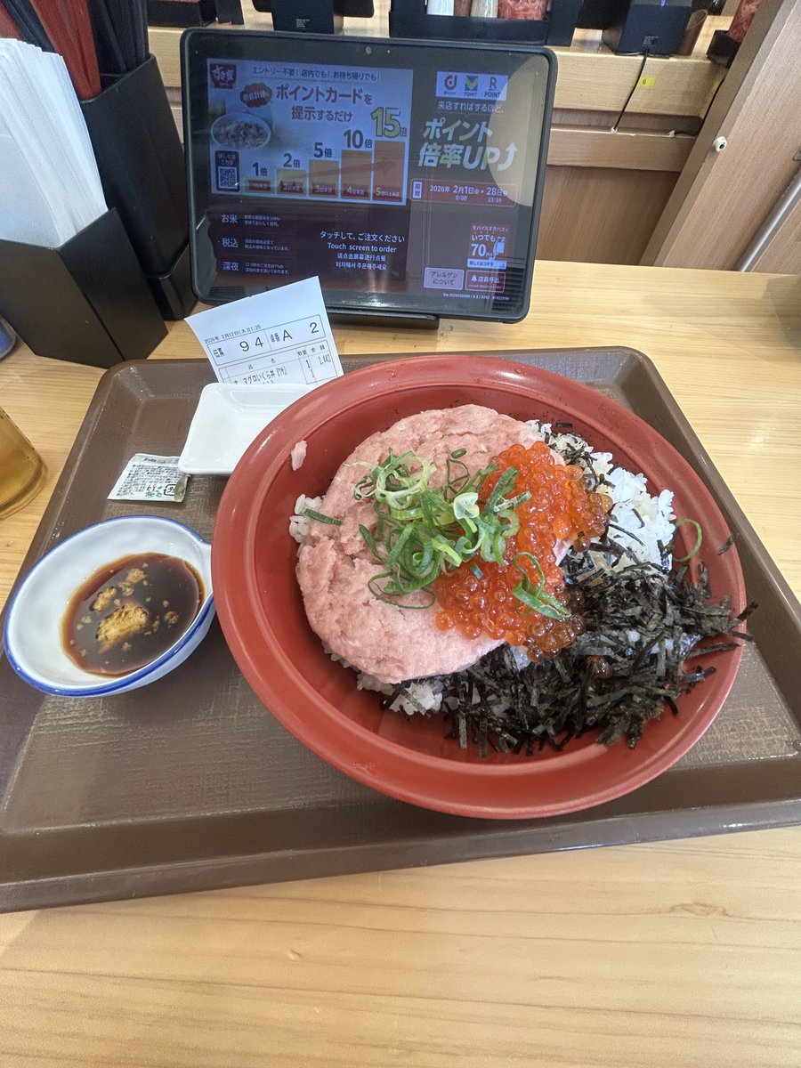 sss_cic's tweet photo. 新商品ということで初めて食べたけど作り方あってる？笑
後ろの何も入ってなかった白いは小鉢なに？笑 https://t.co/mcEFEDtN10
