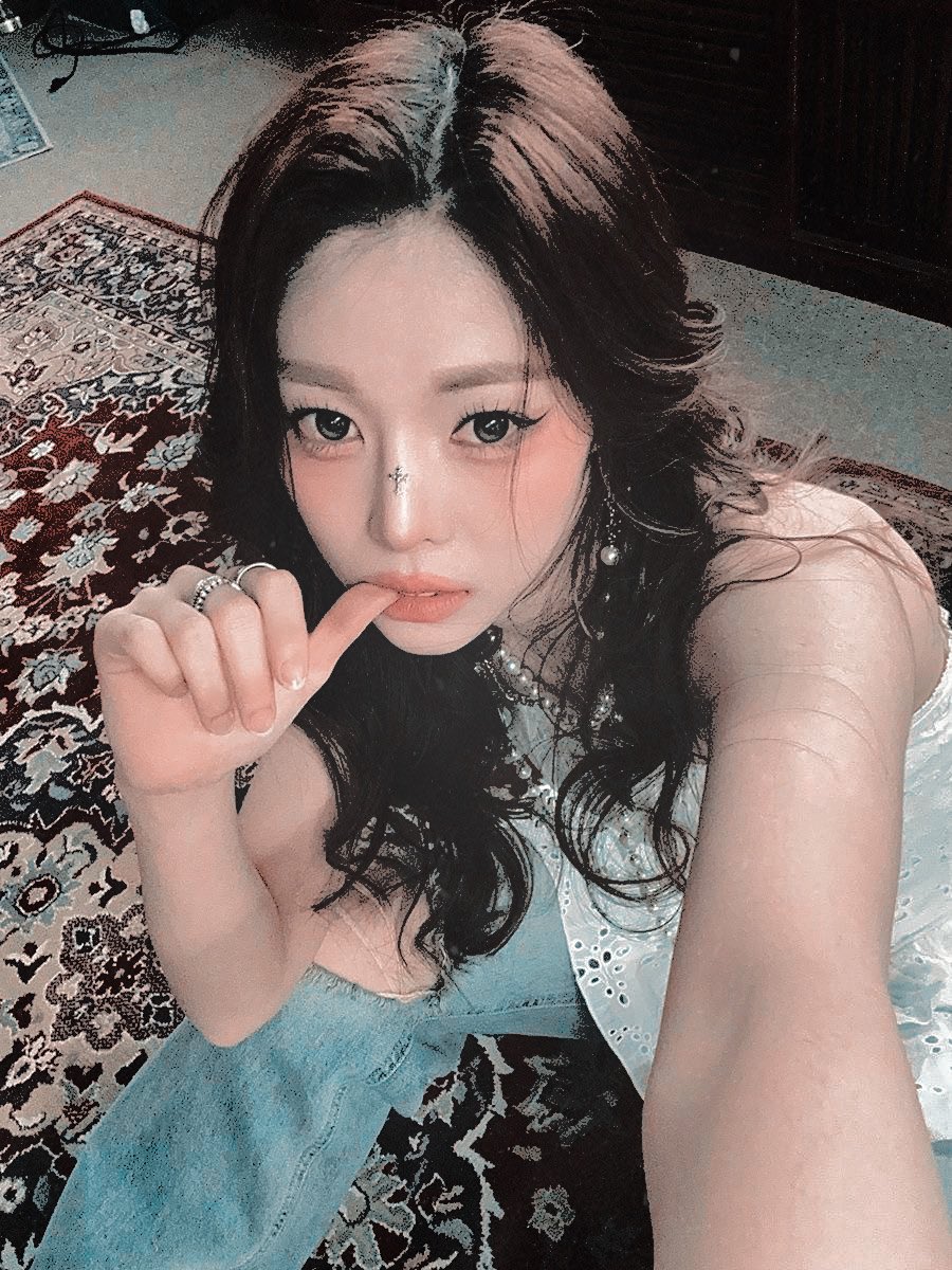 ⠀
⠀ ⌕  new  instagram  story  from ﹕ ﹫𝙙𝙖𝙣𝙞.𝙬𝙤𝙣

         free me from the studio 

   𝄞 ﹕  Girls  — Marina and The Diamonds 
⠀