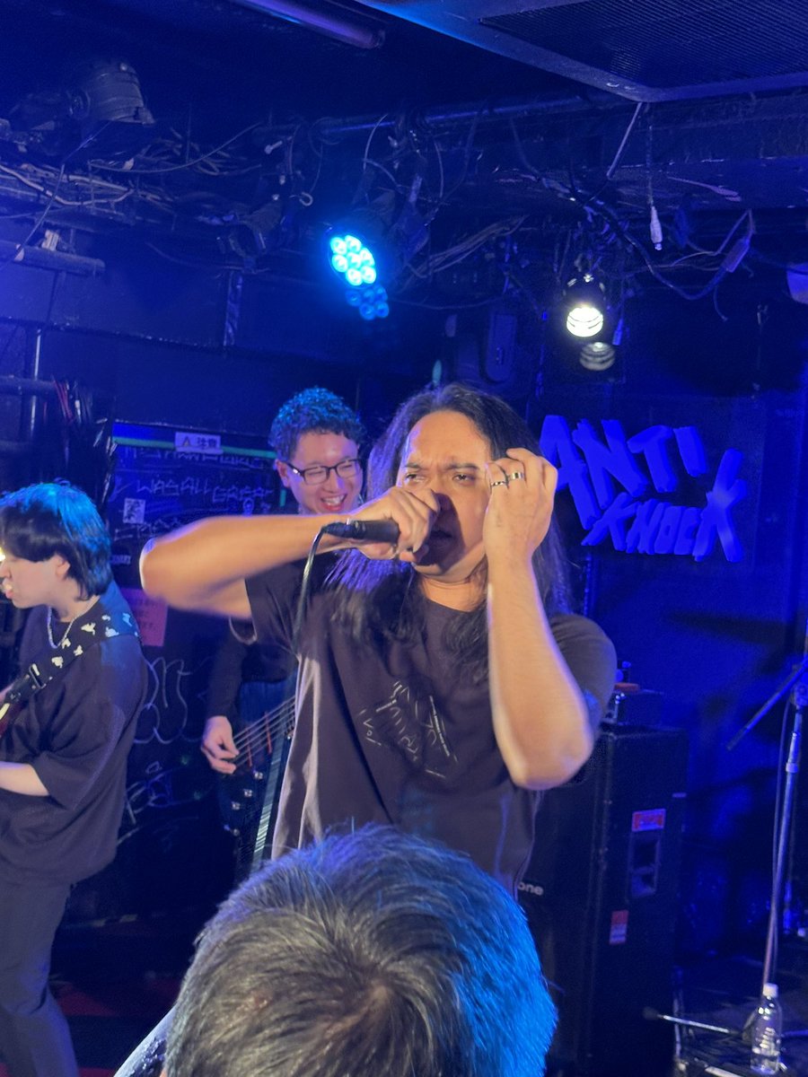 MuvTbDl51nxzoHi's tweet photo. #TheOathOfTheWolves
#Voカルkokoの４枚
#PredatorsInShadowVol2
#新宿Antiknock
(2026.2.11) 変わらぬVo カル良いゾ良いゾ良いゾ！ https://t.co/ctbZgAlVmI
