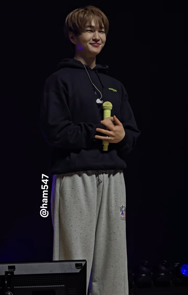 So suprising, but every time I wear my Onew Percent hoodie out to do daily errands, random Jjinggus pop up out of nowhere to tell me how much they loved his concert! 🥰🥰🥰