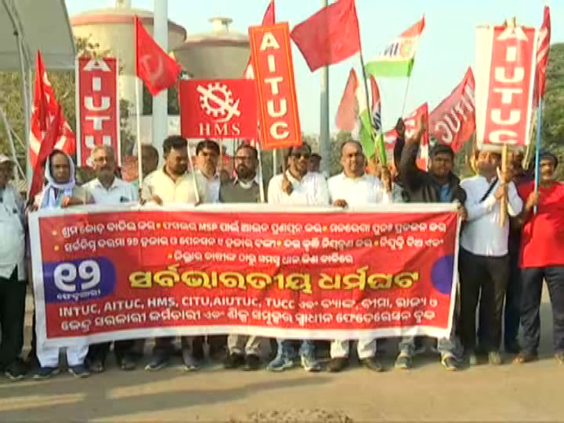 otvkhabar's tweet photo. #ବ୍ରହ୍ମପୁର_ରେଳଷ୍ଟେସନରେ_ଧାରଣା
-ବ୍ରହ୍ମପୁର ରେଳଷ୍ଟେସନରେ ଶ୍ରମିକ ସଂଗଠନର ଧାରଣା
-ସହରର ବିଭିନ୍ନ ଘରୋଇ ଶିକ୍ଷାନୁଷ୍ଠାନଗୁଡ଼ିକ ବନ୍ଦ
#Brahmapur #RailwayStation #TradeUnionProtest #BharatBandh #OTV https://t.co/QNv4QV7SCT