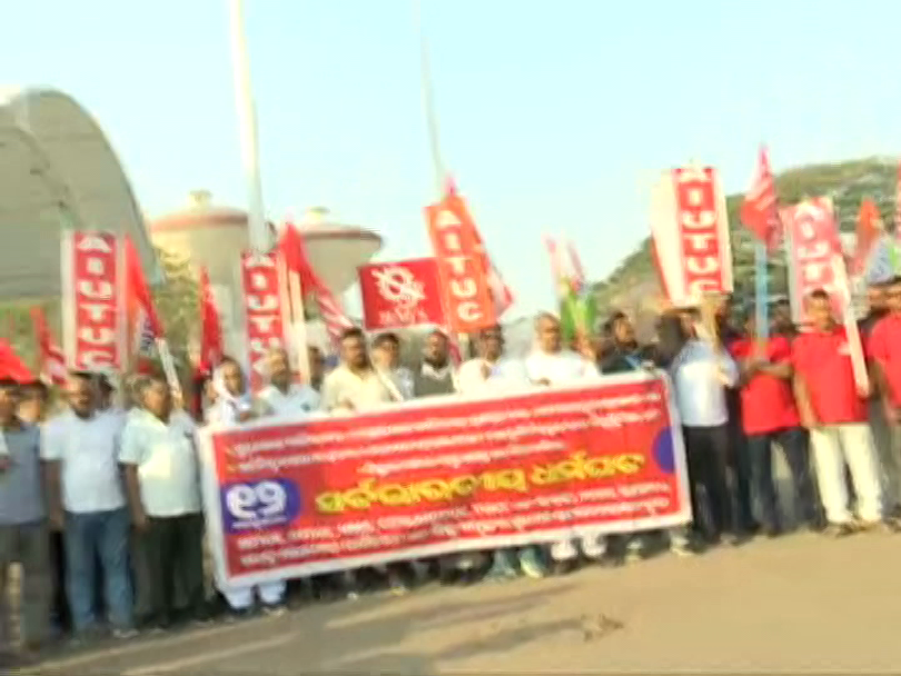 otvkhabar's tweet photo. #ବ୍ରହ୍ମପୁର_ରେଳଷ୍ଟେସନରେ_ଧାରଣା
-ବ୍ରହ୍ମପୁର ରେଳଷ୍ଟେସନରେ ଶ୍ରମିକ ସଂଗଠନର ଧାରଣା
-ସହରର ବିଭିନ୍ନ ଘରୋଇ ଶିକ୍ଷାନୁଷ୍ଠାନଗୁଡ଼ିକ ବନ୍ଦ
#Brahmapur #RailwayStation #TradeUnionProtest #BharatBandh #OTV https://t.co/QNv4QV7SCT